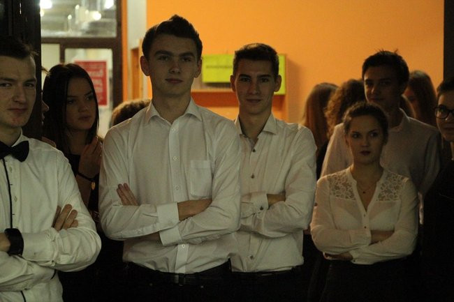 II LO w Lesznie: studniówka pod znakiem Jamesa Bonda (zdjęcia)