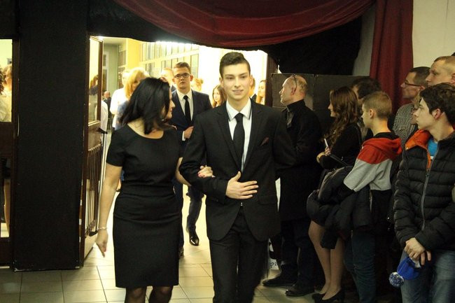 II LO w Lesznie: studniówka pod znakiem Jamesa Bonda (zdjęcia)