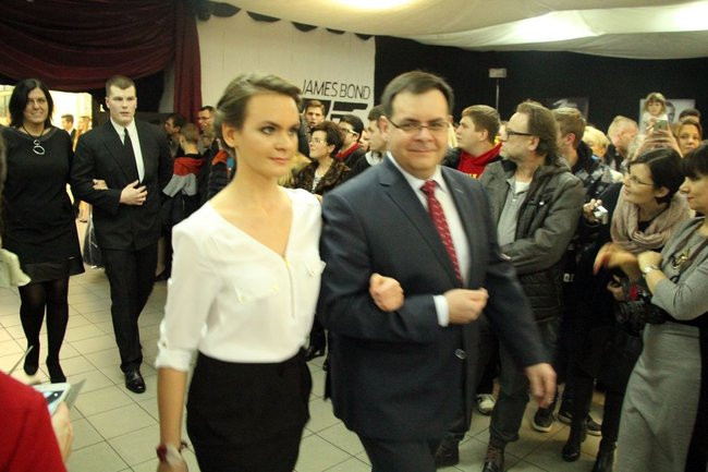 II LO w Lesznie: studniówka pod znakiem Jamesa Bonda (zdjęcia)