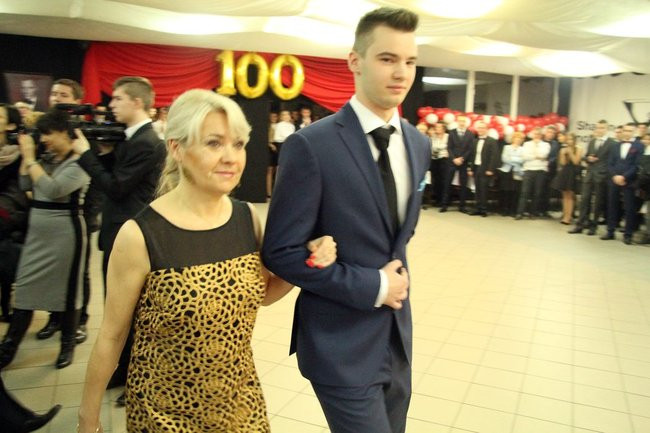 II LO w Lesznie: studniówka pod znakiem Jamesa Bonda (zdjęcia)