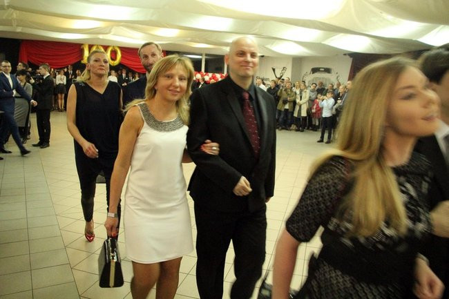 II LO w Lesznie: studniówka pod znakiem Jamesa Bonda (zdjęcia)