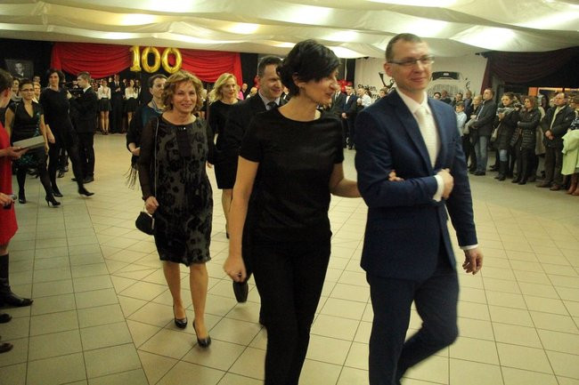 II LO w Lesznie: studniówka pod znakiem Jamesa Bonda (zdjęcia)