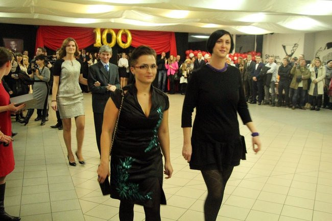 II LO w Lesznie: studniówka pod znakiem Jamesa Bonda (zdjęcia)