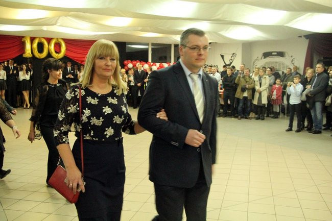 II LO w Lesznie: studniówka pod znakiem Jamesa Bonda (zdjęcia)