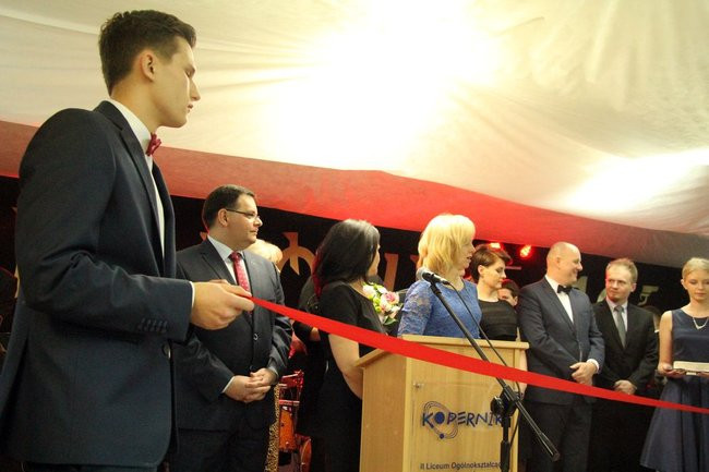 II LO w Lesznie: studniówka pod znakiem Jamesa Bonda (zdjęcia)