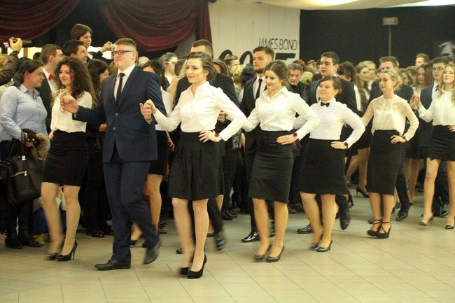 II LO w Lesznie: studniówka pod znakiem Jamesa Bonda (zdjęcia)