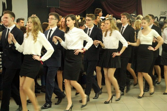 II LO w Lesznie: studniówka pod znakiem Jamesa Bonda (zdjęcia)