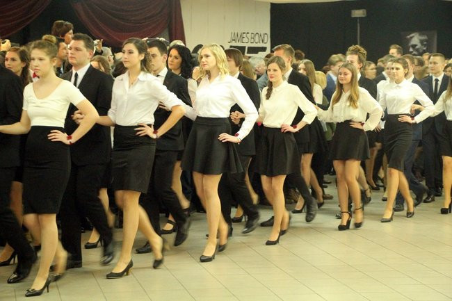 II LO w Lesznie: studniówka pod znakiem Jamesa Bonda (zdjęcia)