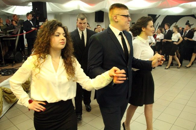 II LO w Lesznie: studniówka pod znakiem Jamesa Bonda (zdjęcia)