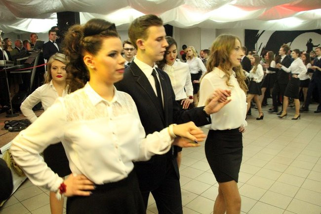 II LO w Lesznie: studniówka pod znakiem Jamesa Bonda (zdjęcia)