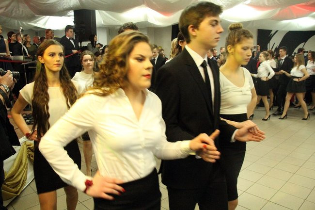 II LO w Lesznie: studniówka pod znakiem Jamesa Bonda (zdjęcia)