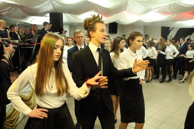 II LO w Lesznie: studniówka pod znakiem Jamesa Bonda (zdjęcia)