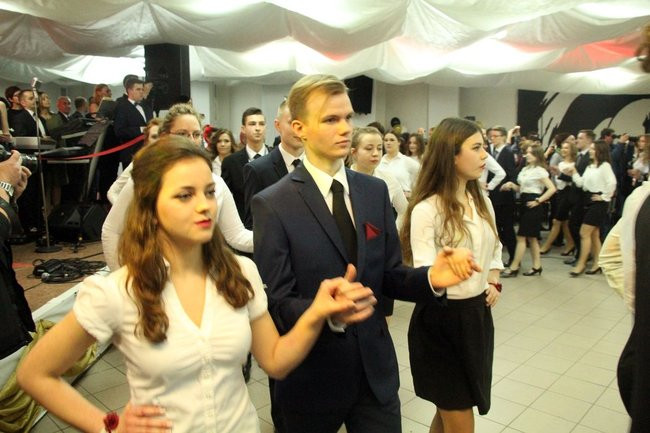 II LO w Lesznie: studniówka pod znakiem Jamesa Bonda (zdjęcia)