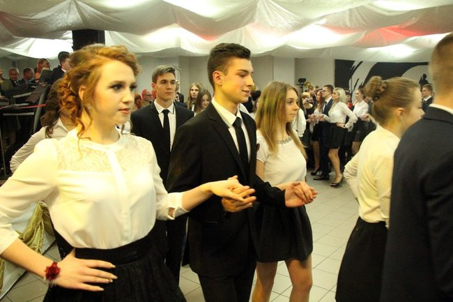 II LO w Lesznie: studniówka pod znakiem Jamesa Bonda (zdjęcia)