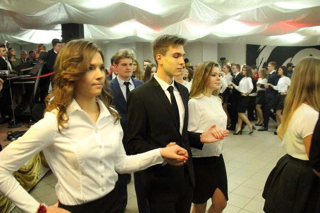 II LO w Lesznie: studniówka pod znakiem Jamesa Bonda (zdjęcia)