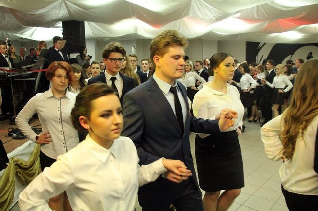 II LO w Lesznie: studniówka pod znakiem Jamesa Bonda (zdjęcia)