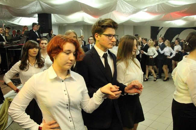 II LO w Lesznie: studniówka pod znakiem Jamesa Bonda (zdjęcia)