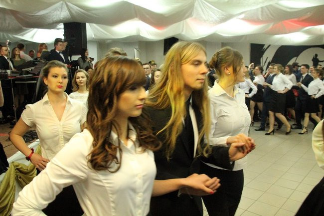 II LO w Lesznie: studniówka pod znakiem Jamesa Bonda (zdjęcia)