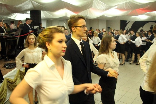 II LO w Lesznie: studniówka pod znakiem Jamesa Bonda (zdjęcia)