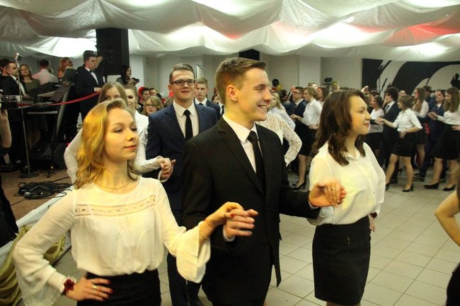 II LO w Lesznie: studniówka pod znakiem Jamesa Bonda (zdjęcia)