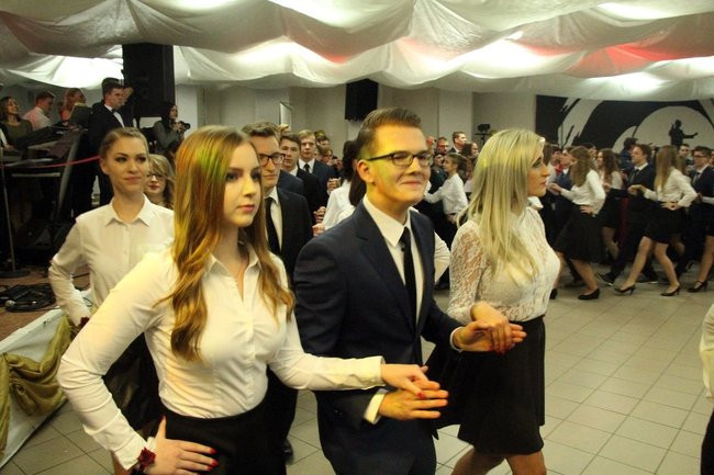 II LO w Lesznie: studniówka pod znakiem Jamesa Bonda (zdjęcia)