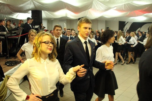 II LO w Lesznie: studniówka pod znakiem Jamesa Bonda (zdjęcia)