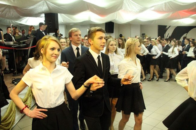 II LO w Lesznie: studniówka pod znakiem Jamesa Bonda (zdjęcia)