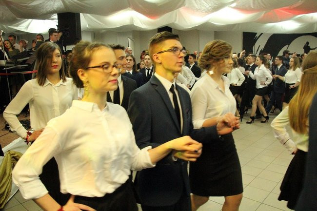 II LO w Lesznie: studniówka pod znakiem Jamesa Bonda (zdjęcia)