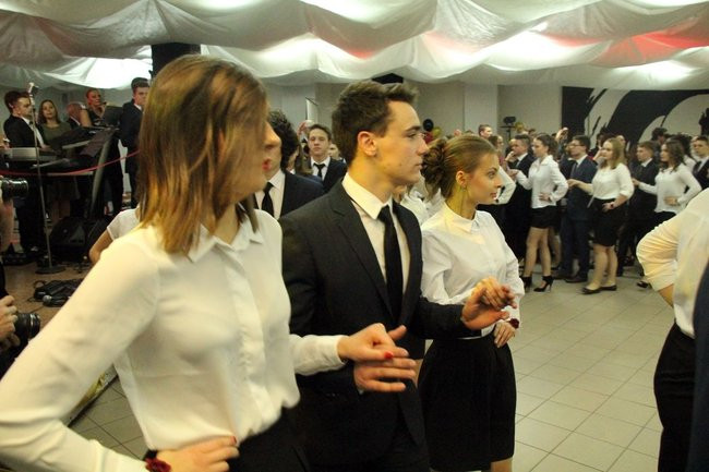 II LO w Lesznie: studniówka pod znakiem Jamesa Bonda (zdjęcia)