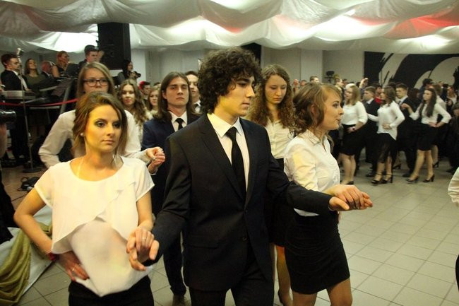 II LO w Lesznie: studniówka pod znakiem Jamesa Bonda (zdjęcia)