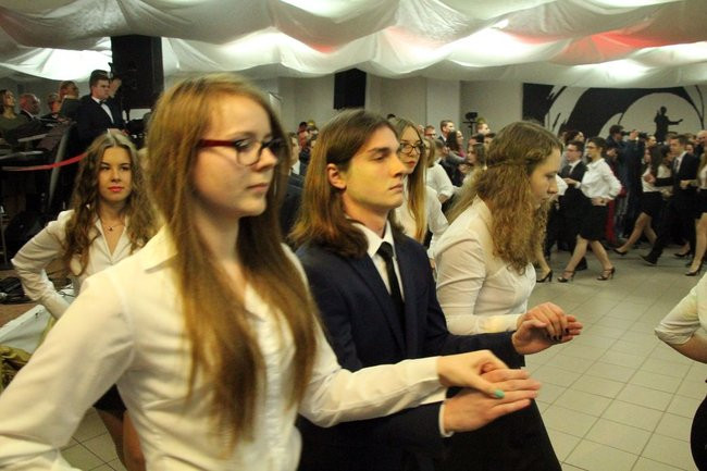 II LO w Lesznie: studniówka pod znakiem Jamesa Bonda (zdjęcia)