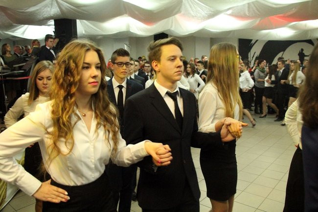 II LO w Lesznie: studniówka pod znakiem Jamesa Bonda (zdjęcia)