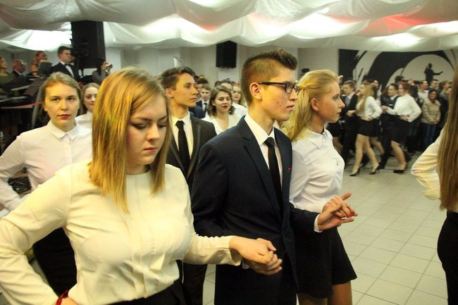 II LO w Lesznie: studniówka pod znakiem Jamesa Bonda (zdjęcia)