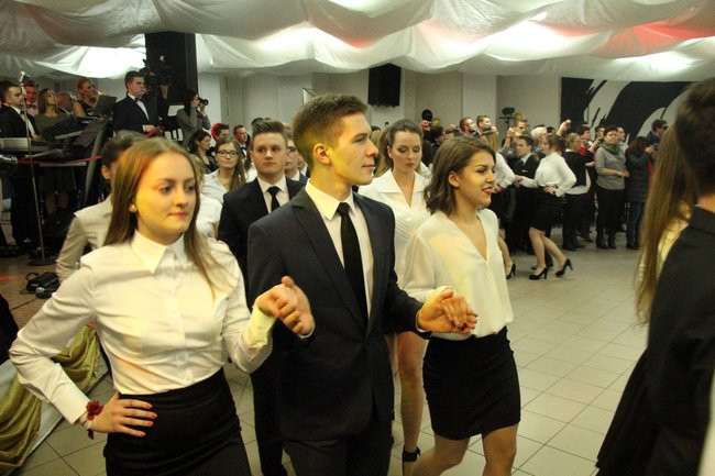 II LO w Lesznie: studniówka pod znakiem Jamesa Bonda (zdjęcia)