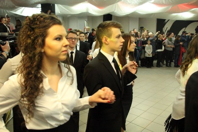 II LO w Lesznie: studniówka pod znakiem Jamesa Bonda (zdjęcia)