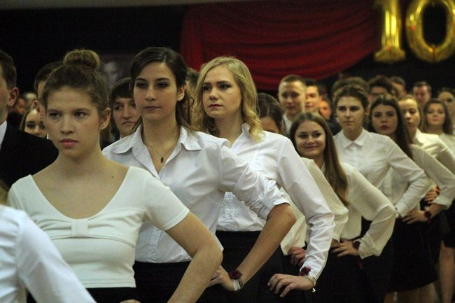 II LO w Lesznie: studniówka pod znakiem Jamesa Bonda (zdjęcia)