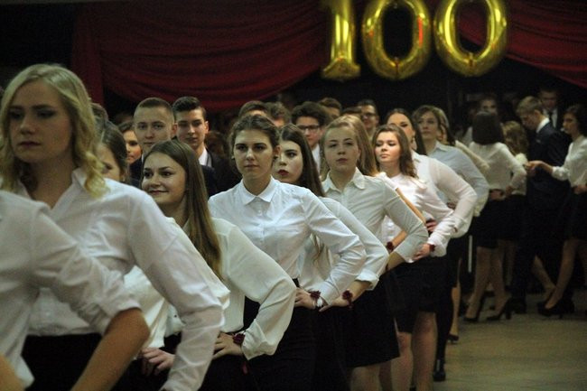 II LO w Lesznie: studniówka pod znakiem Jamesa Bonda (zdjęcia)