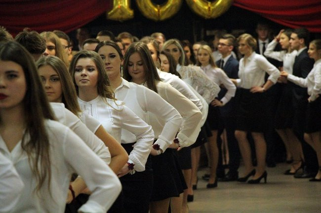 II LO w Lesznie: studniówka pod znakiem Jamesa Bonda (zdjęcia)