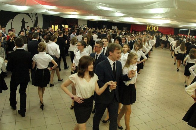 II LO w Lesznie: studniówka pod znakiem Jamesa Bonda (zdjęcia)