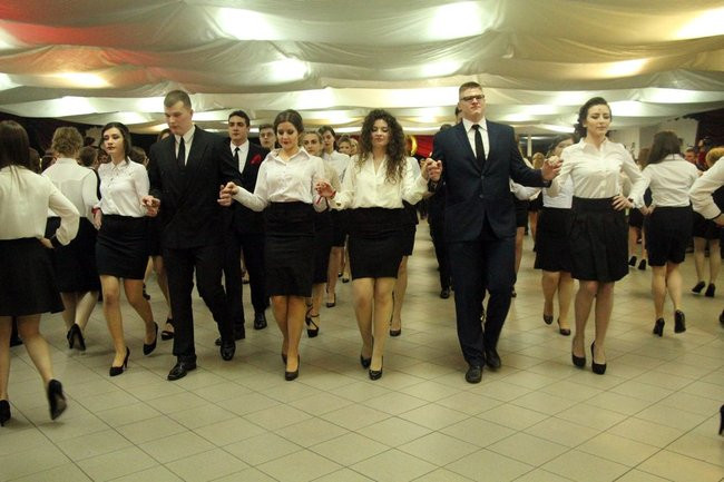 II LO w Lesznie: studniówka pod znakiem Jamesa Bonda (zdjęcia)