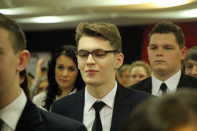 II LO w Lesznie: studniówka pod znakiem Jamesa Bonda (zdjęcia)