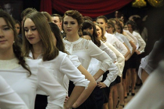 II LO w Lesznie: studniówka pod znakiem Jamesa Bonda (zdjęcia)