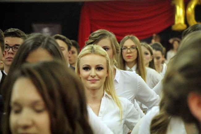 II LO w Lesznie: studniówka pod znakiem Jamesa Bonda (zdjęcia)