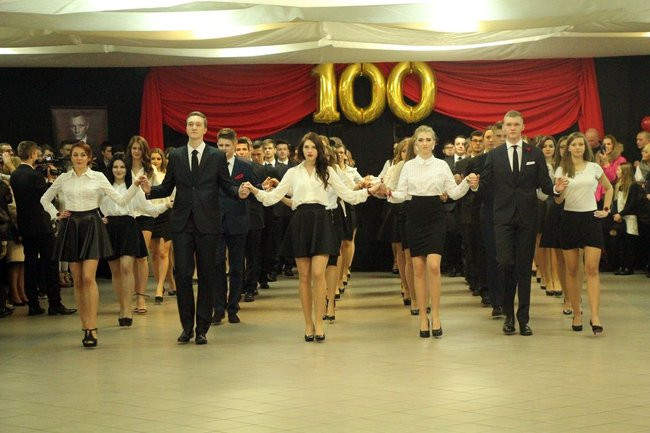 II LO w Lesznie: studniówka pod znakiem Jamesa Bonda (zdjęcia)