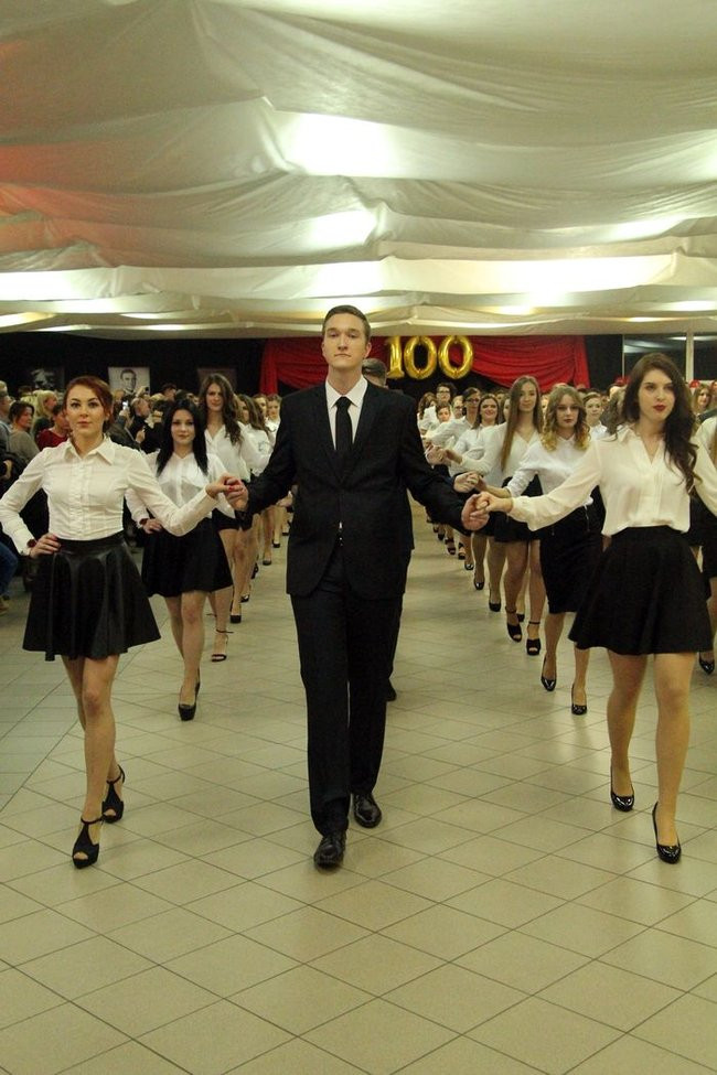 II LO w Lesznie: studniówka pod znakiem Jamesa Bonda (zdjęcia)