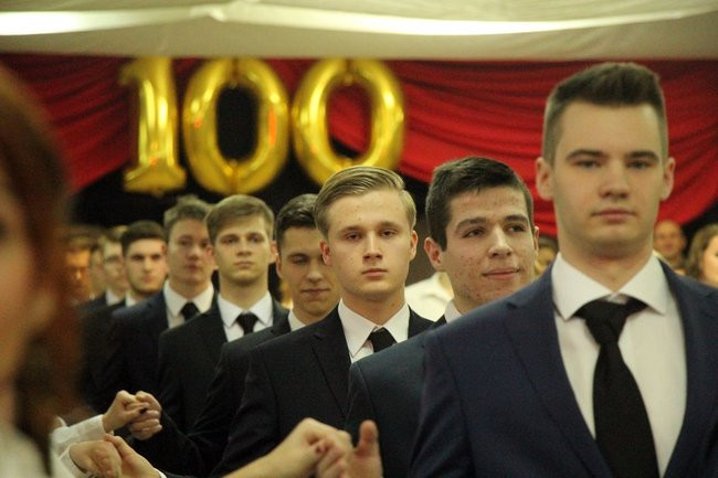 II LO w Lesznie: studniówka pod znakiem Jamesa Bonda (zdjęcia)