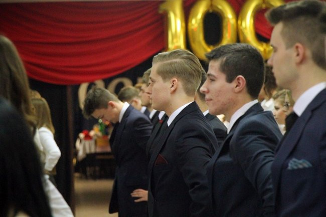 II LO w Lesznie: studniówka pod znakiem Jamesa Bonda (zdjęcia)