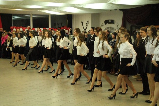 II LO w Lesznie: studniówka pod znakiem Jamesa Bonda (zdjęcia)