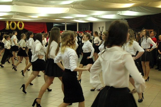 II LO w Lesznie: studniówka pod znakiem Jamesa Bonda (zdjęcia)