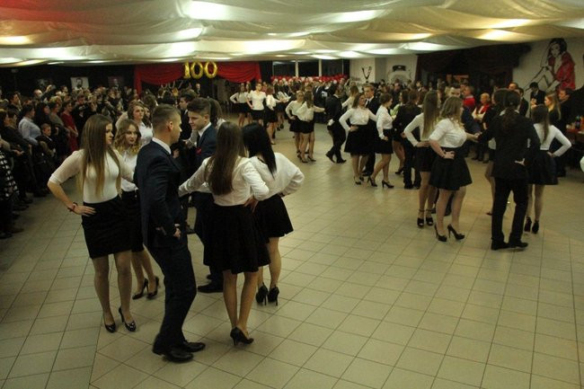 II LO w Lesznie: studniówka pod znakiem Jamesa Bonda (zdjęcia)